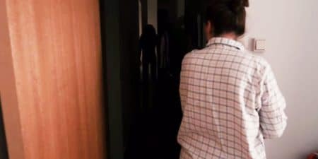 Essayez de dormir ce soir après avoir vu ce court métrage Lights Out, court métrage horreur, video qui fait peur, noir