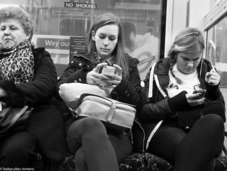 Mort de la conversation: il photographie des gens obsédés par leur smartphone Mort de la conversation, photos qui montrent les problèmes des smartphones sur la communication sociale