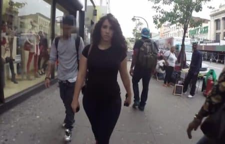 Cette femme marche dans New York. Ce qu’elle subit est choquant Shoshana Roberts marche dans New York pendant 10 heures, harcèlement