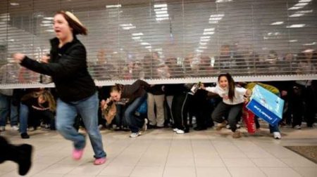 Les dessous du Black Friday: ou comment les hommes se transforment en animaux black-friday-bagarres