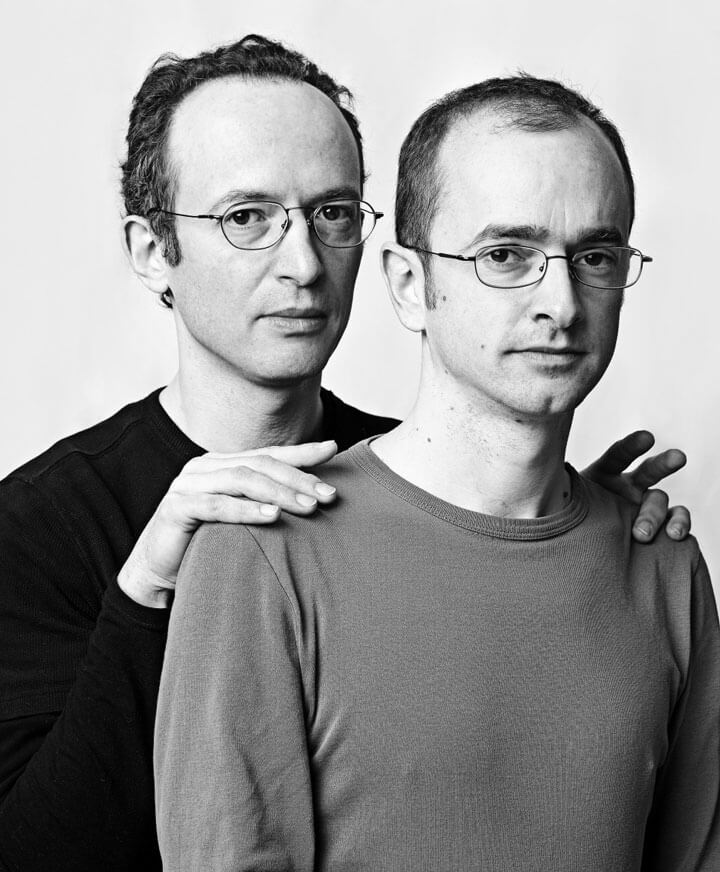 Gens à la ressemblance troublante, de parfaits inconnus se ressemblent comme des jumeaux ou sosies et ont été réunis par le photographe François Brunelle