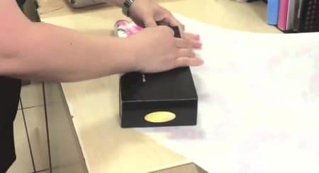 Une technique pour emballer un cadeau rapidement Comment emballer un paquet cadeau simplement