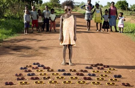 Des enfants du monde entier en photo avec leurs jouets préférés