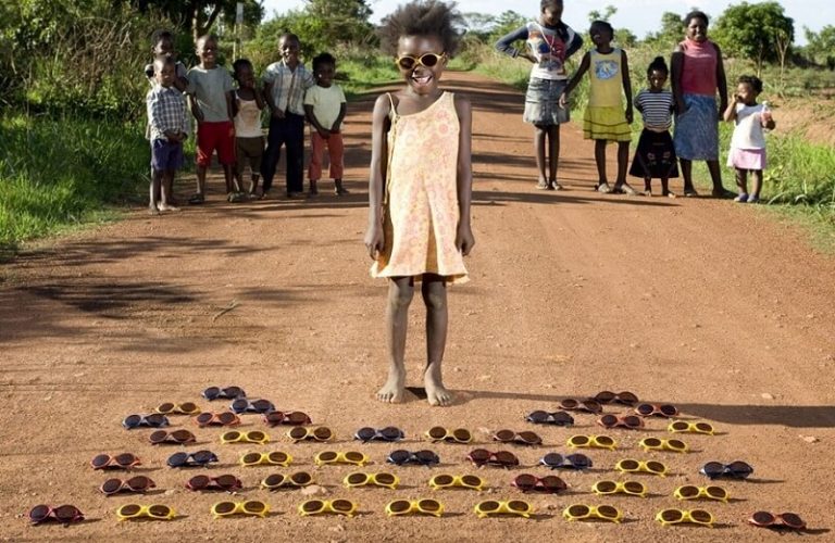 Des enfants du monde entier en photo avec leurs jouets préférés