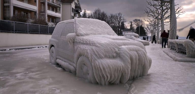 20 voitures que l&rsquo;hiver a transformées en œuvres d&rsquo;art