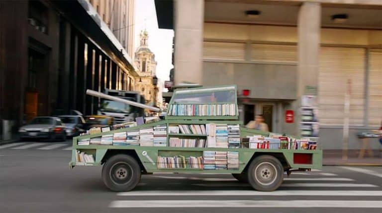 Arme d&rsquo;Instruction Massive : un artiste crée un tank qui offre des livres gratuits