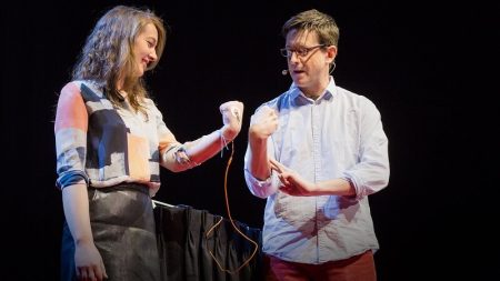 Vidéo: comment contrôler le bras d’un autre avec son cerveau Greg Gage, contrôler le bras de quelqu'un avec le cerveau