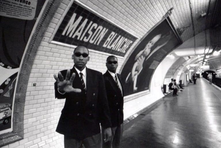 Les stations du Métro parisien prises au pied de la lettre