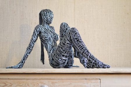 Avec du fil de fer, cet artiste crée d’incroyables sculptures Richard Stainthorp, sculpture fi métallique, forme humaine