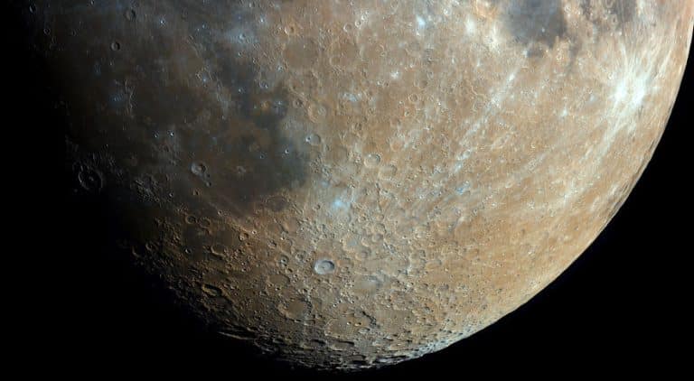 Depuis son balcon, un photographe amateur capture la Lune en HD