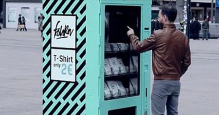 Ce distributeur de T-shirts à 2€ fait réfléchir les consommateurs Fashion Revolution Day, conditions de travail, video