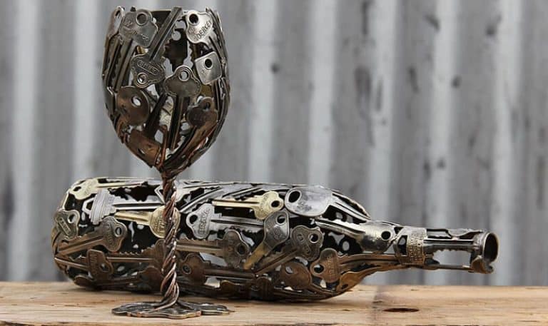 Un artiste recycle d&rsquo;anciennes clés et pièces de monnaie en art