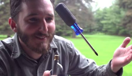 Vidéo: comment faire léviter un tournevis à l’air comprimé Tournevis en lévitation, expérience, science