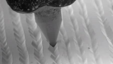 Vidéo: une aiguille lit un vinyle sous un microscope Vinyle LP, rainures aiguille microscope
