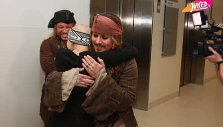 Johnny Depp fait une surprise à des enfants malades avec le costume de Jack Sparrow Johnny Depp, Jack Sparrow, hopital, Bisbane, enfants malades