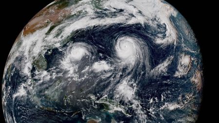 Un satellite Japonais capture l’image de deux cyclones jumeaux dans le Pacifique cyclones Goni et Atsani, espace