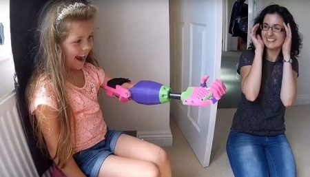 Vidéo: une petite fille découvre son nouveau bras imprimé en 3D isabella, bras, prothese 3d