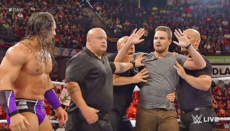 Stephen Amell, la star de Arrow, se met au catch pour la WWE Stephen Amell, Arrow, catch, WWE