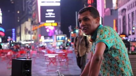 Stromae chante Papaoutai dans les rues de New York Stromaen New York, vidéo, Papaoutai
