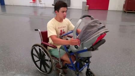 À 16 ans, il révolutionne la vie des parents en fauteuil roulant Alden Kain, fauteuil roulant poussette, handicap