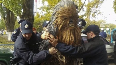 Chewbacca arrêté en Ukraine alors qu’il conduisait Dark Vador aux urnes chewbacca arrestation ukraine