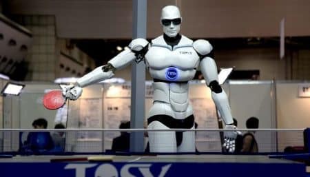 Les robots étudient en regardant des tutoriels sur YouTube robot, apprendre avec des vidéos sur YouTube