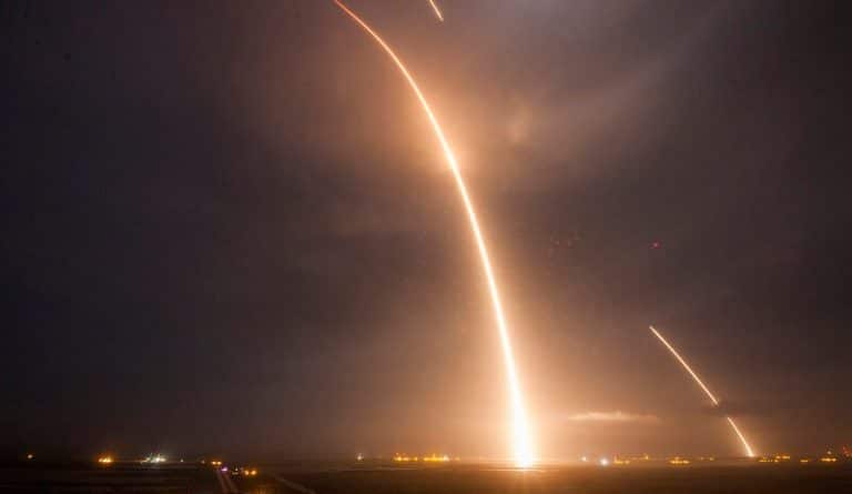 SpaceX entre dans l&rsquo;histoire en faisant atterrir sa fusée Falcon 9