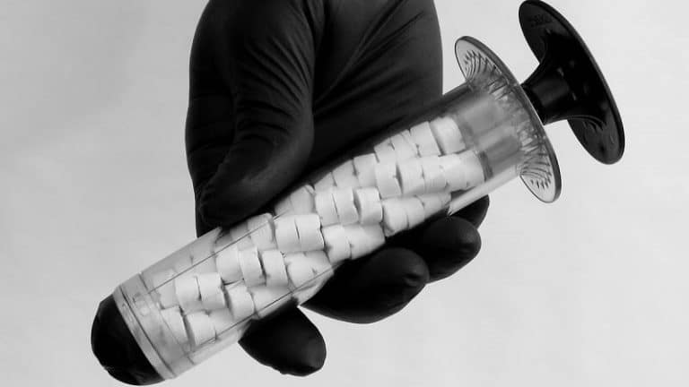 Xstat, une seringue qui colmate une blessure par balle en 20 secondes