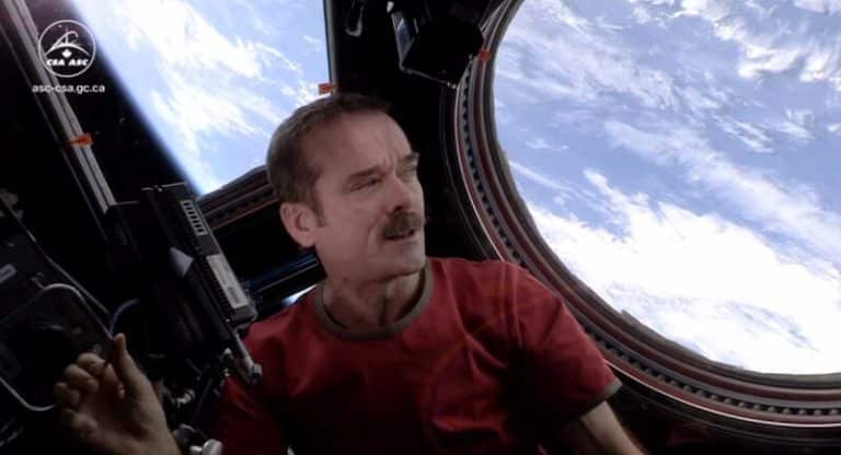 David Bowie : Chris Hadfield lui rend un hommage parfait avec « Space Oddity »