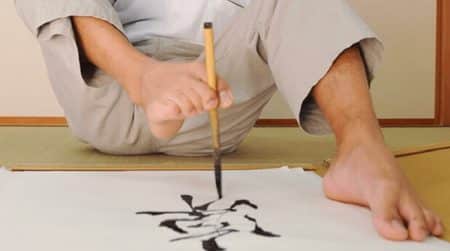 Un artiste sans bras fait de la calligraphie avec ses pieds Hiroshi Tsuzuki, calligraphie, pieds, Japon