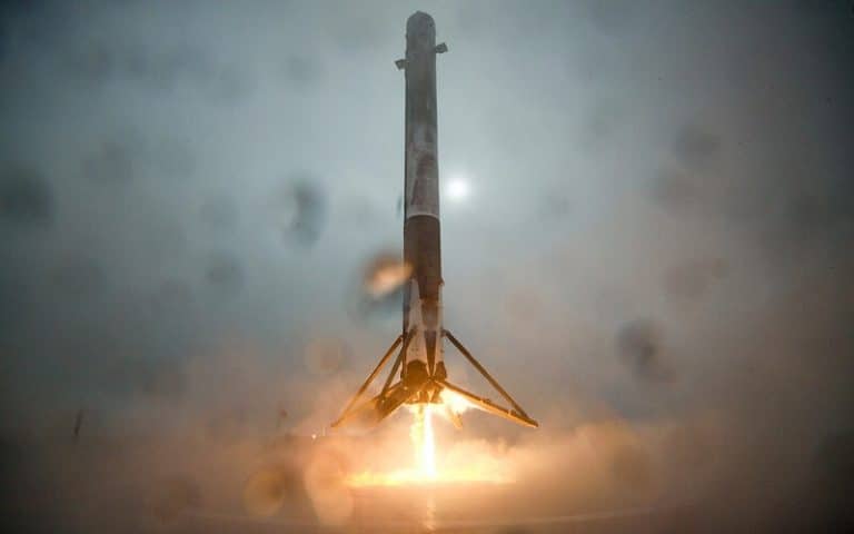 Vidéo : la fusée Falcon 9 de SpaceX atterrit puis explose