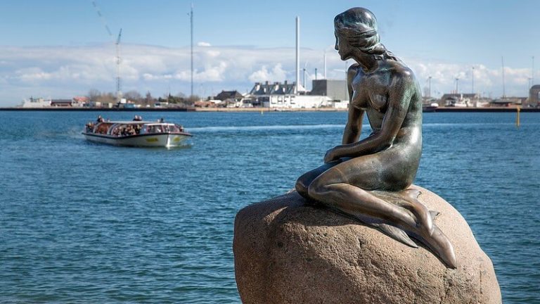 Facebook censure la statue de la Petite Sirène pour nudité