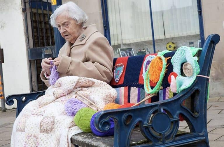 Grace, l&rsquo;écossaise de 104 ans qui fait du street art en tricot
