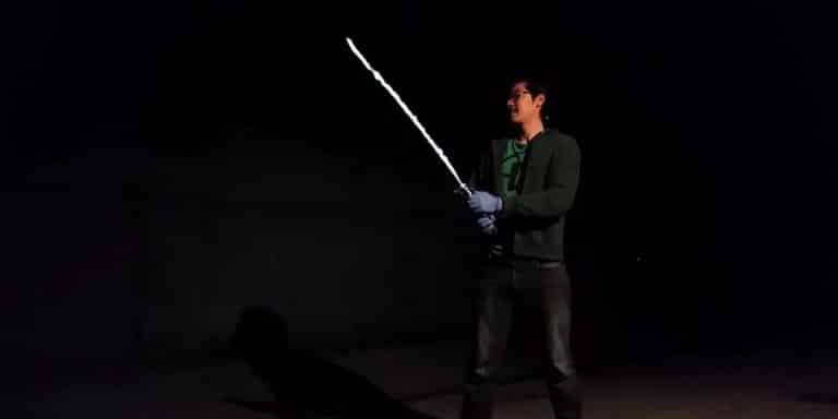 Star Wars : un fan crée un véritable sabre laser pleinement fonctionnel !
