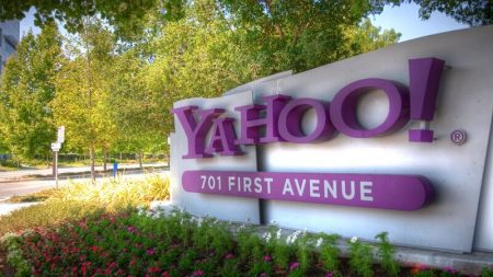 Yahoo! dans la tourmente, ferme de nombreux sites et services Logo de Yahoo! au 701 First Avenue