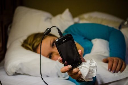 Attention: dormir avec son smartphone est dangereux Smartphone, lit