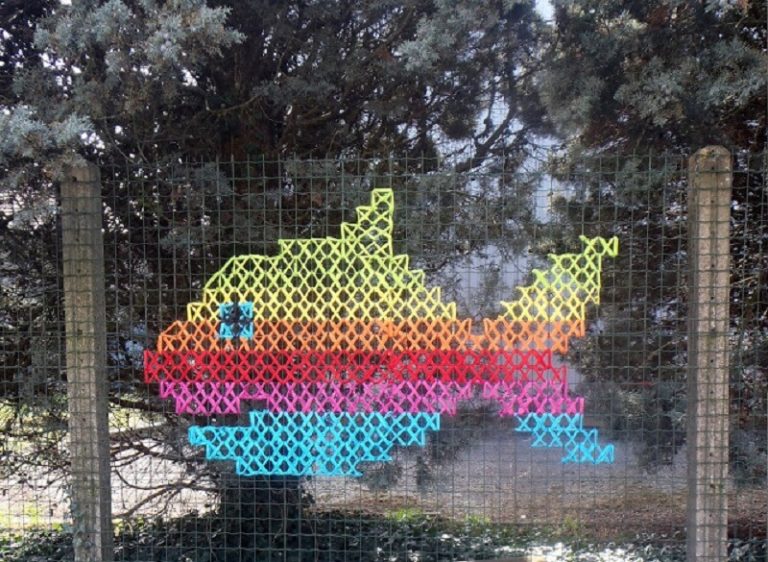 Un artiste français utilise la broderie pour faire du street art