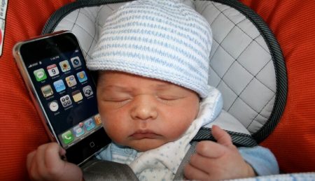 Chine: il vend son bébé pour s’offrir un iPhone 6S Un bébé avec un iPhone