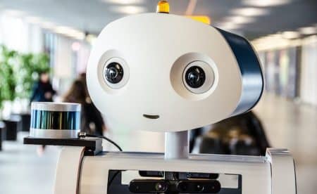 Spencer, le robot qui guide les passagers à l’aéroport Schiphol d’Amsterdam Le robot Spencer de KLM à l'aéroport de Schiphol, Amsterdam