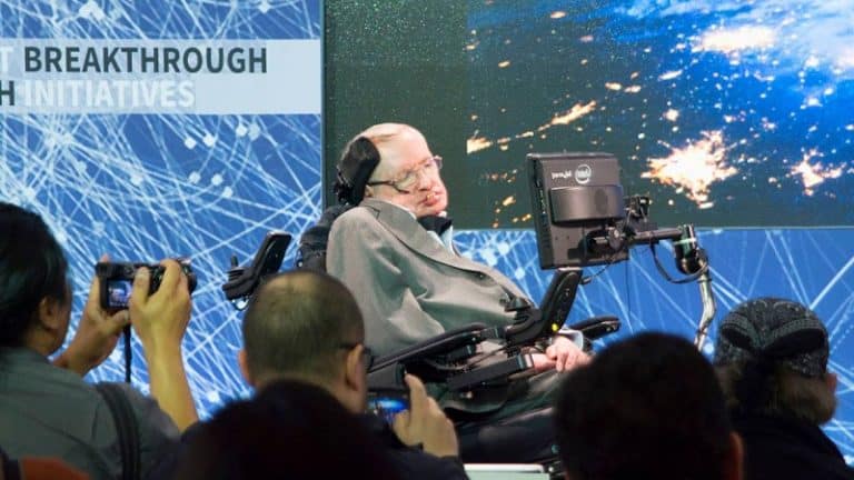 Stephen Hawking prépare déjà les voyages interstellaires avec Facebook !