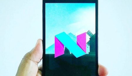 Android serait sur le point d’accueillir de nouveaux boutons de navigation Android N logo sur un smartphone