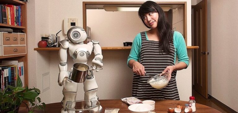 Documentaire : six mois de vie commune entre un robot et un couple d’humain