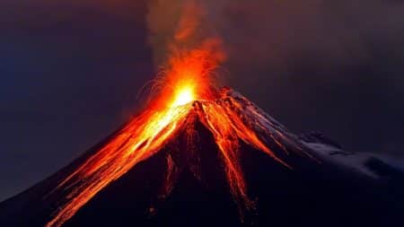 Que se passerait-il si tous les volcans au monde entraient en éruption en même temps ? Eruption d'un volcan