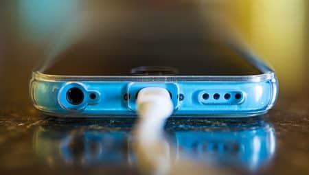 Recharger la batterie d'un smartphone