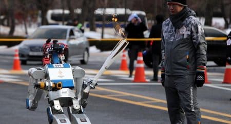 La flamme olympique portée par le robot humanoïde Hubo hubo