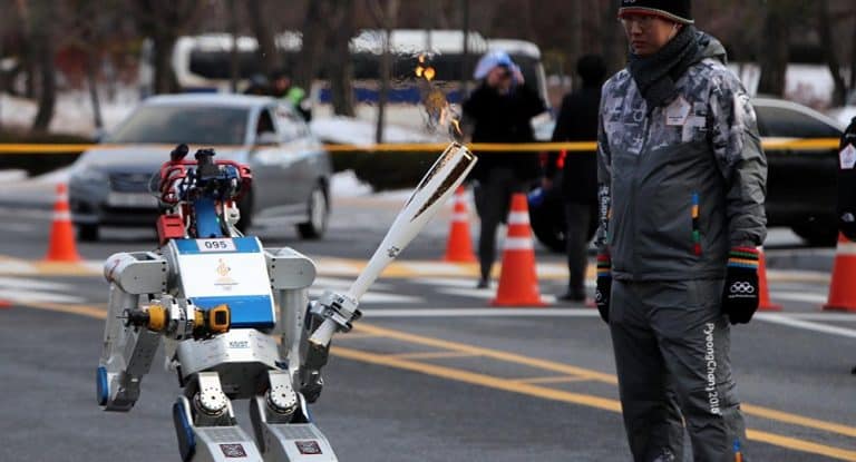 La flamme olympique portée par le robot humanoïde Hubo