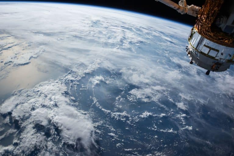 La fusée Falcon Heavy quasiment assemblée présentée par Elon Musk