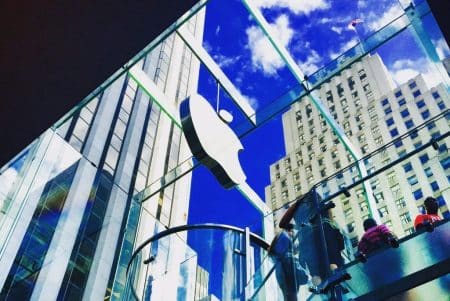 Bridage des anciens modèles iPhones : des plaintes en cascade contre Apple