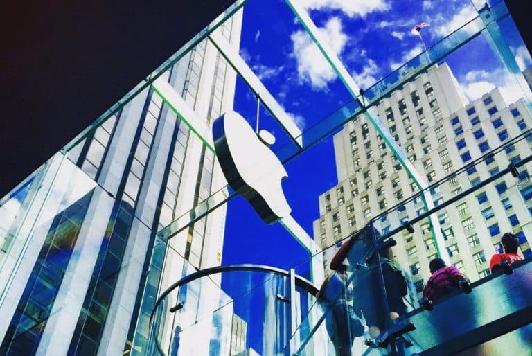 Bridage des anciens modèles iPhones : des plaintes en cascade contre Apple