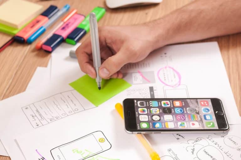 Outils de création en ligne : La conception graphique à portée de tous ?